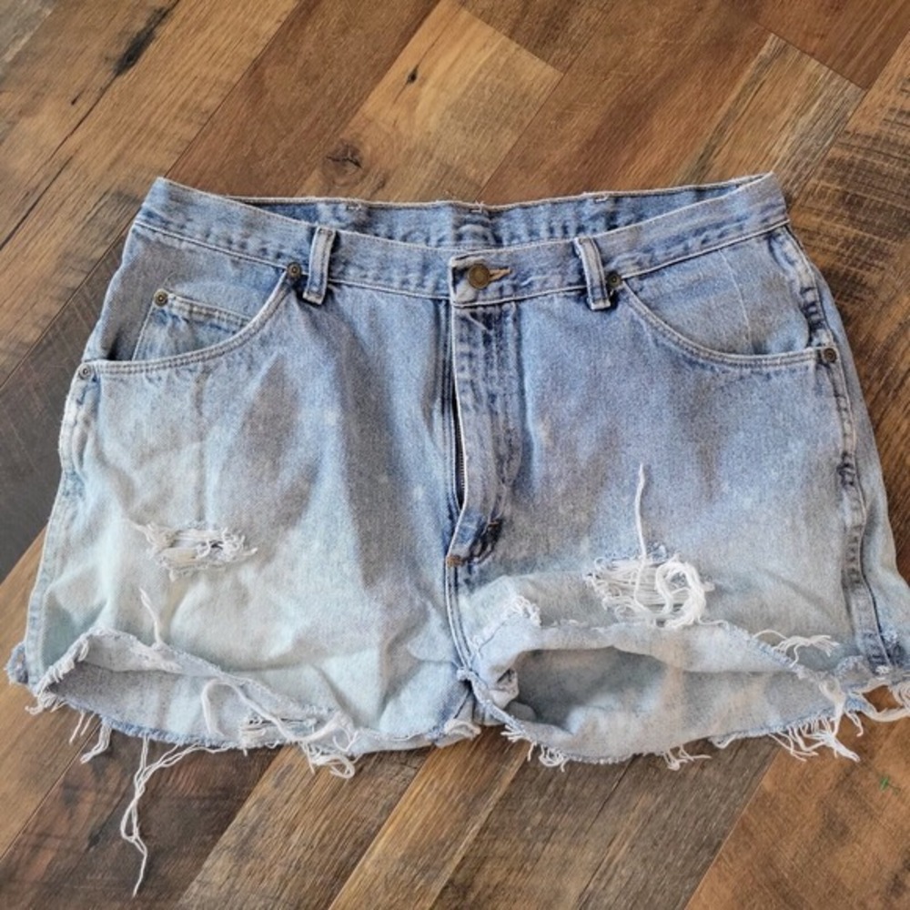 VTG Wrangler High Waisted‎ Cut Off Shorts Distressed Light Wash Denim size 34